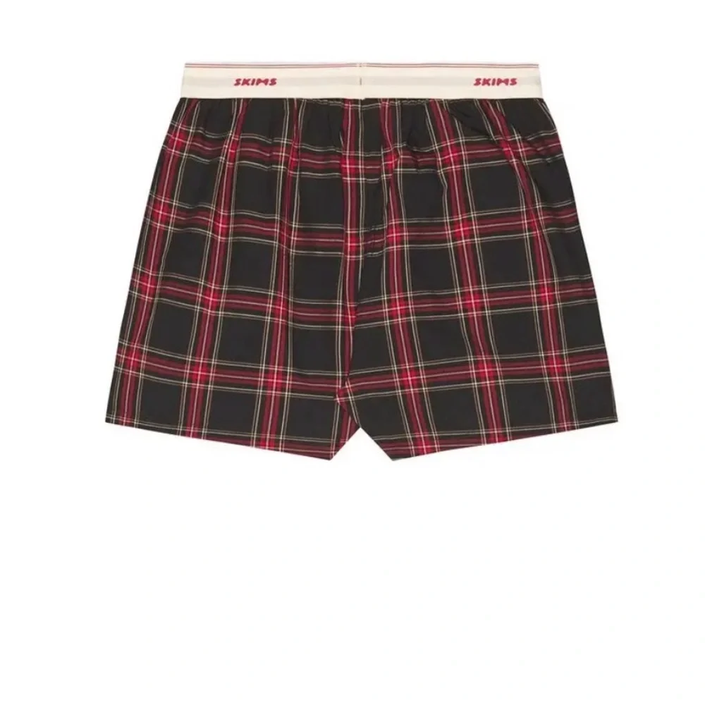 SKIMS MEN”S COTTON POPLIN LOGO BAND BOXER ASH RED PLAID L